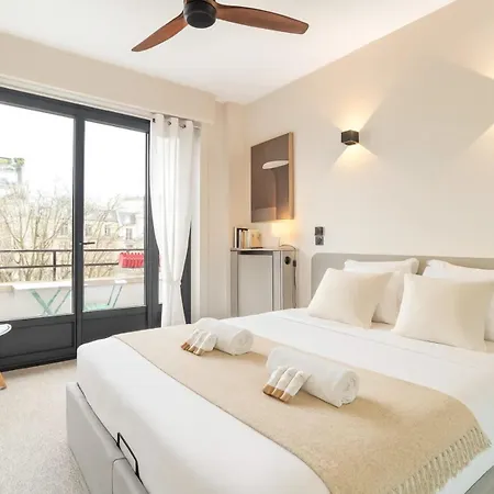 Eiffel Tower - Premium With Balcony And Lift For 4 Apartment