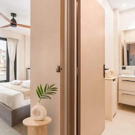 Eiffel Tower - Premium With Balcony And Lift For 4 Apartment