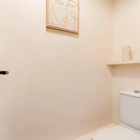 Eiffel Tower - Premium With Balcony And Lift For 4 Apartment *